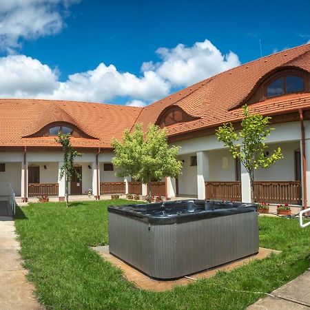 Szabolcs Vezér Panzió Exterior foto