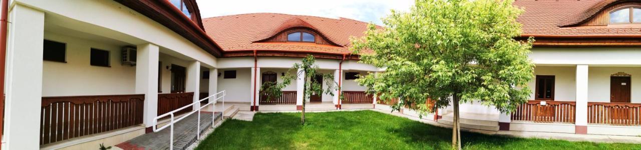 Szabolcs Vezér Panzió Exterior foto
